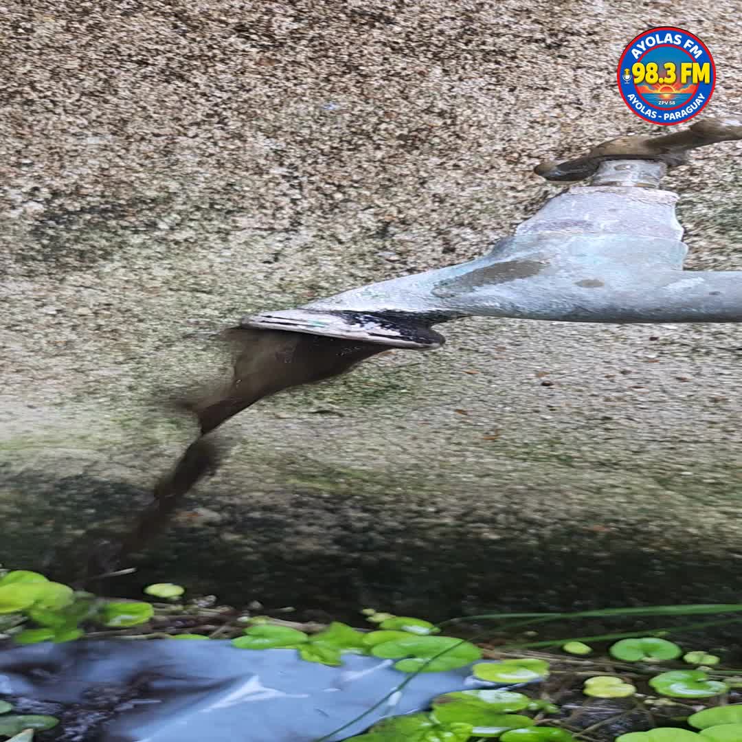 Fotograma del video remitido a AYOLAS FM que muestra agua de color oscuro saliendo de una canilla.