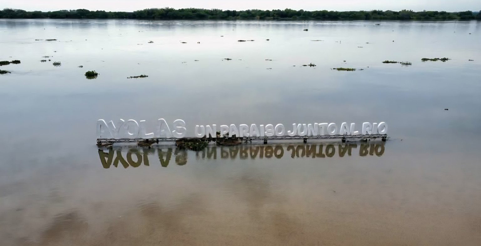 Letras de Ayolas junto al río Paraná.