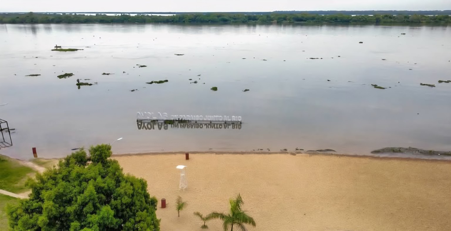 Vista aérea de la costanera y la playa de Ayolas junto al río Paraná.