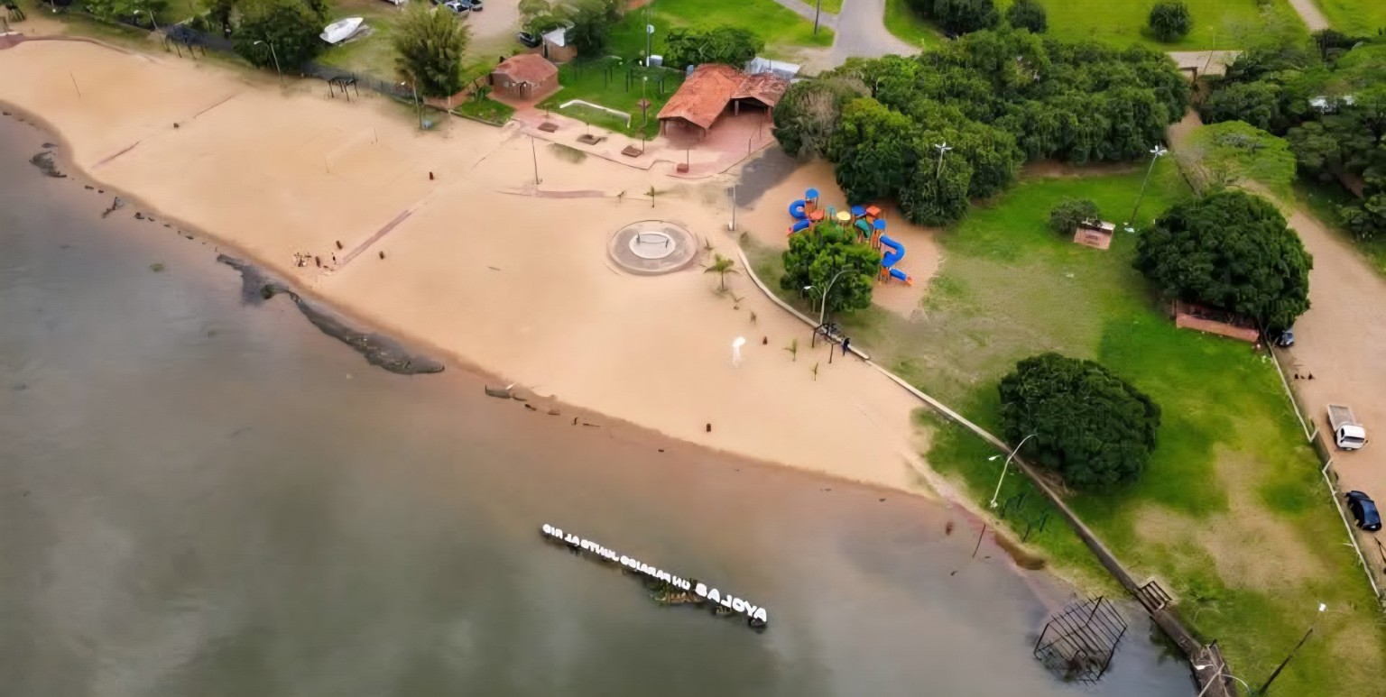 Vista aérea de la playa y costanera de Ayolas.